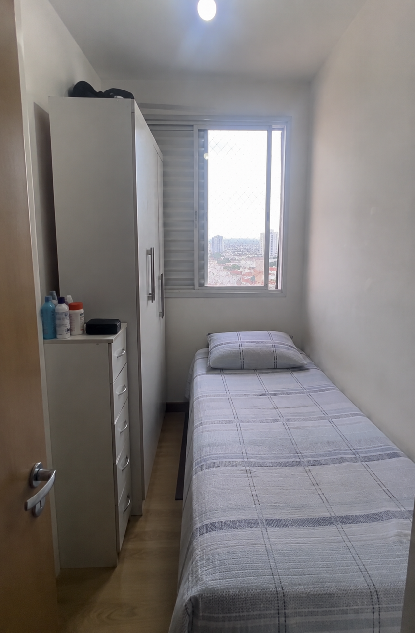 Antes — Quarto compacto com marcenaria planejada