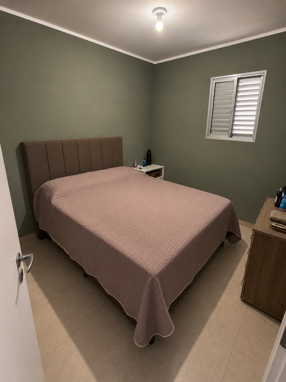 Antes — Quarto verde aconchegante